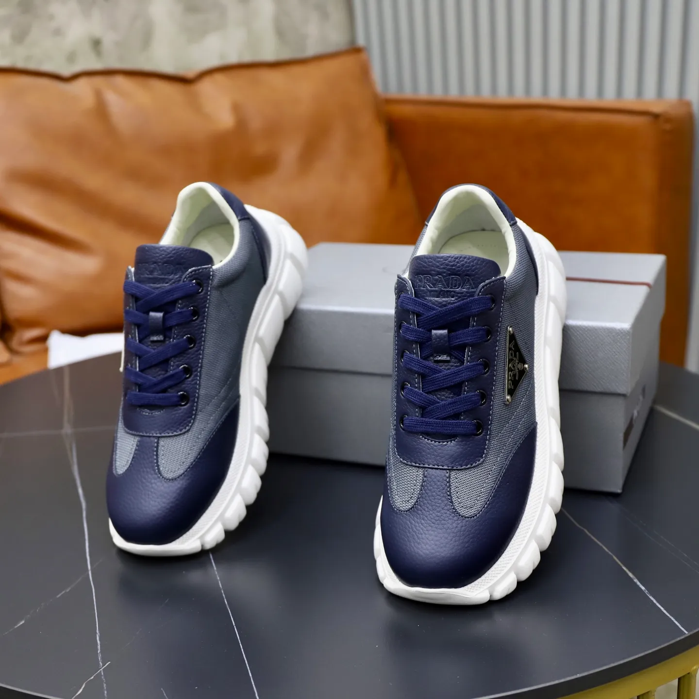Ex-factory price: 700💰Top original order Brand: PRADA (Prada) Standard code: Men's size 38/44 (45 can be customized) Grade: Same as the official website Material: Original cowhide stitching, cowhide lining, original combination two-color wear-resistant soft outsole Style category: casual sports version, young fashion, European and American trend, British style Color: actual picture color
